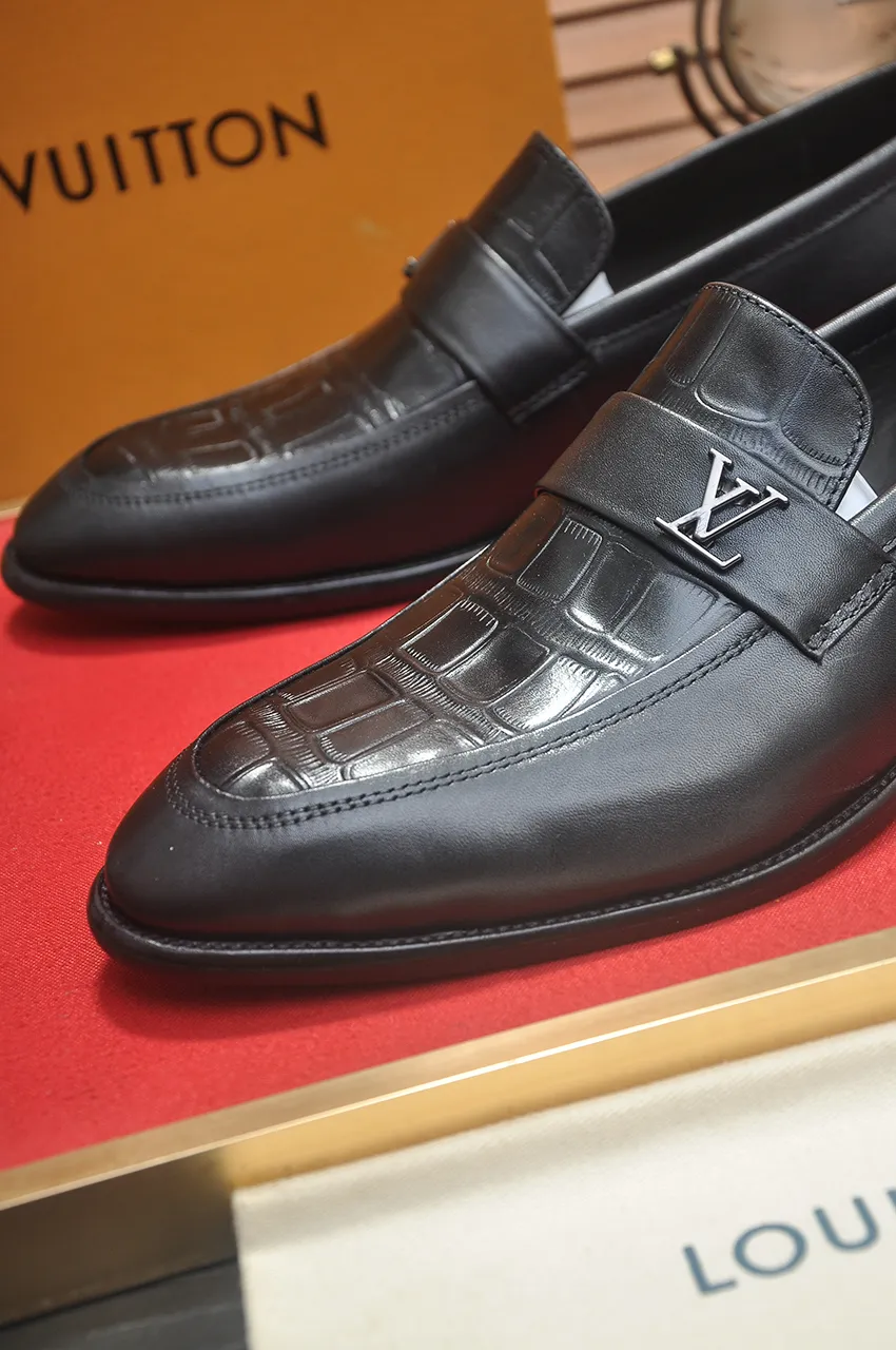 Men's men's shoes 💰540💶 [LV] (original single cowhide lining) 🍀LV's latest genuine leather business suit shoes are launched simultaneously on the official website. The first-layer cowhide imported from Italy is made of heavy gold, 💥official website 1:1 rubber outsole. Versatile to wear, high-end without losing class, and the color combination is extraordinary. This four-season style is alluring when worn on your feet, showing off your big-name flair. Standard code 38-45 (45 customized)